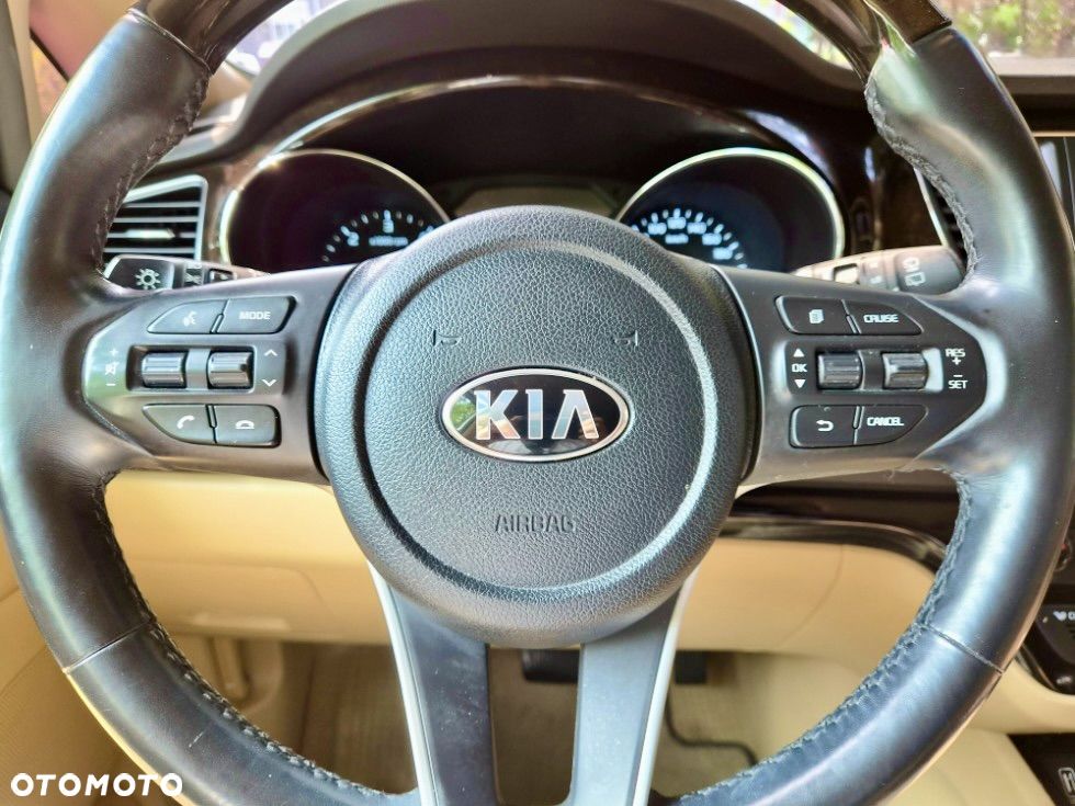 Kia Carnival - 9