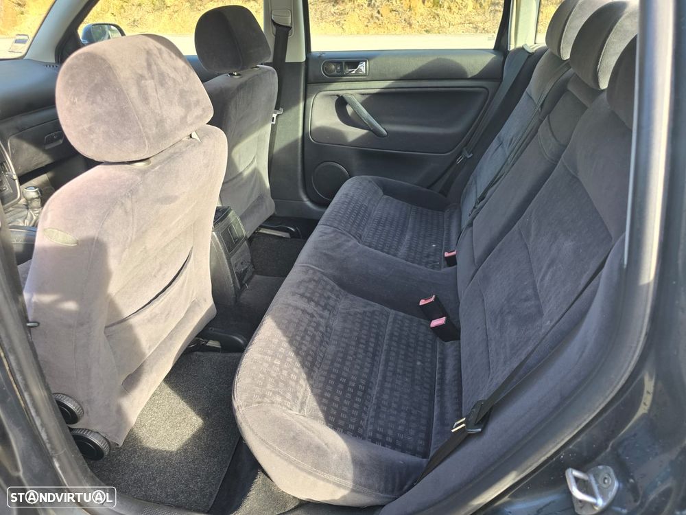 VW Passat 1.9 TDi Highline - 21