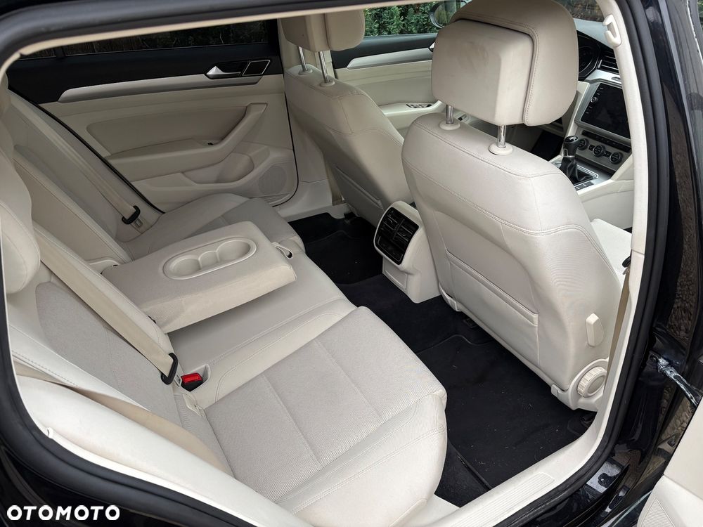 Volkswagen Passat 2.0 TDI SCR Comfortline - 12