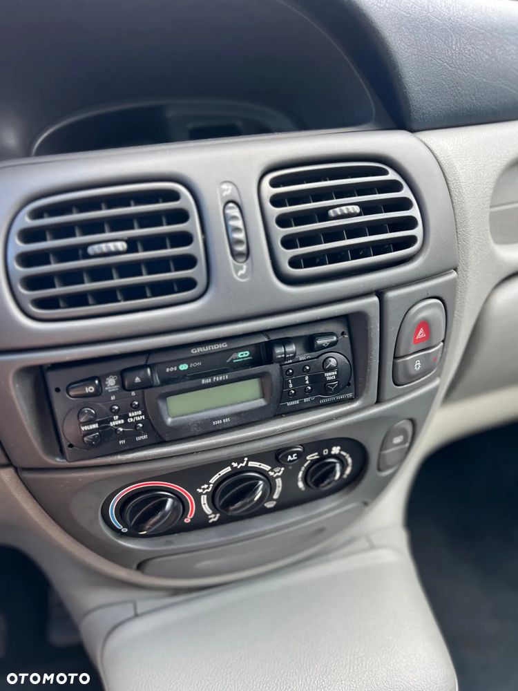 Renault Scenic 1.6 16V Family - 11