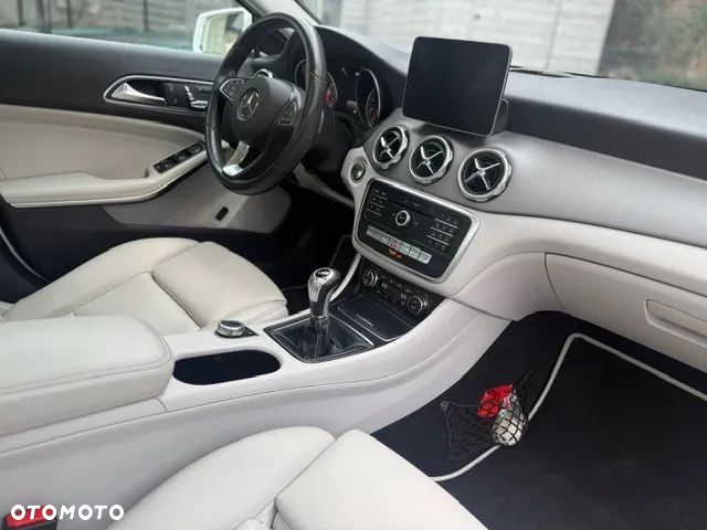 Mercedes-Benz GLA 200 Urban - 25