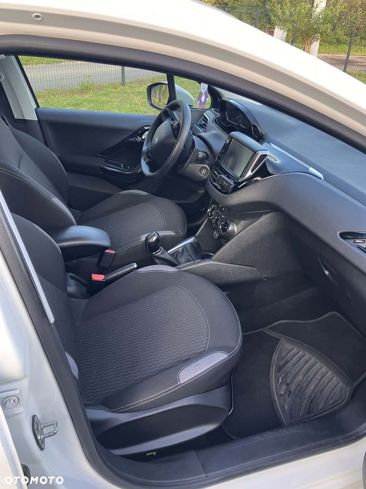 Peugeot 208 - 8