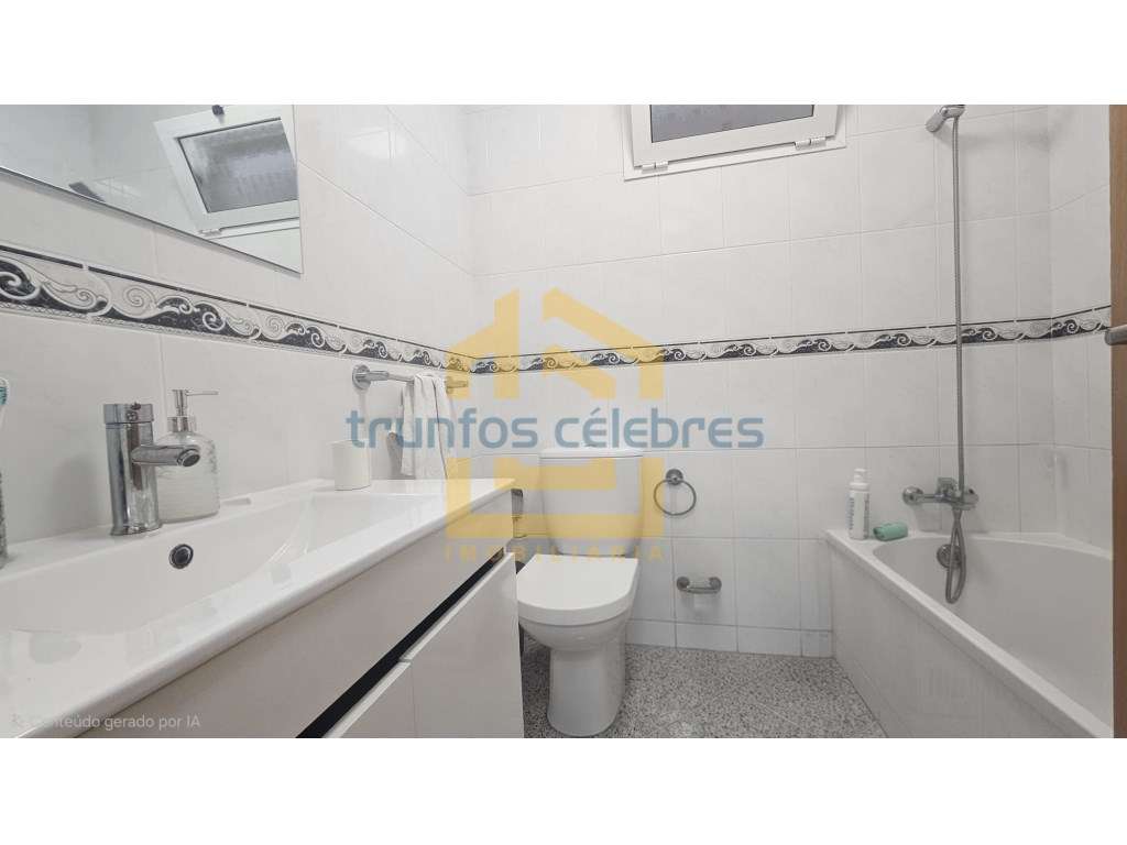 *Moradia T3+1 Renovada | Terraço Privativo | A 600 m da Praia e 400... - Grande imagem: 3/35