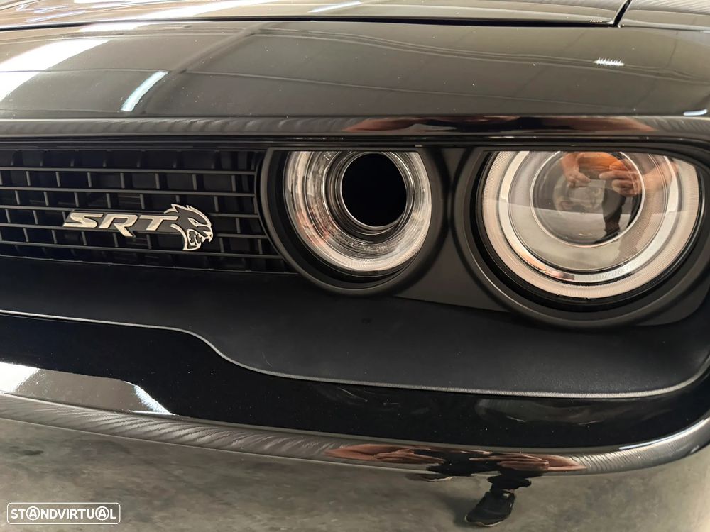 Dodge Challenger Auto SRT Hellcat - 54