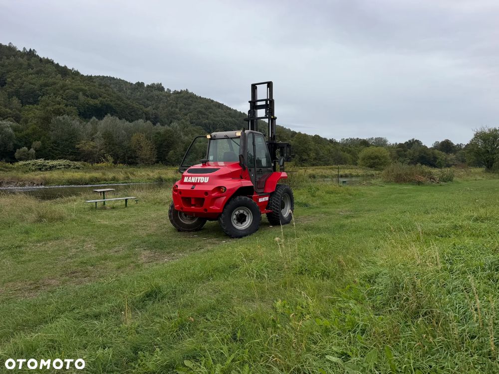 Manitou M30-4  Wózek Widłowy 4X4 TERENOWY na dużych kołach. 2000 mtg.  2017 rok. Maszyna Jak Nowa! Maszt zadbany bez luzu. z Norweskiego Gospodarstwa. Silnik PERKINS TURBO 90km. DEKRA Aktualna 2026 rok! 3 tony Udzwig! Posuw wideł Hydrauliczny! Jazda REWERS+4 biegi. Ani deka luzów czy wycieków! Zadbana Maszyna! Okazja. Podzespoły jak Nowe tłoczyska suche! 5,5 wys. podnoszenia. Rozbudowane oświetlenie. Wersja Norweska. Ogrzewana wentylowana Kabina. - 4