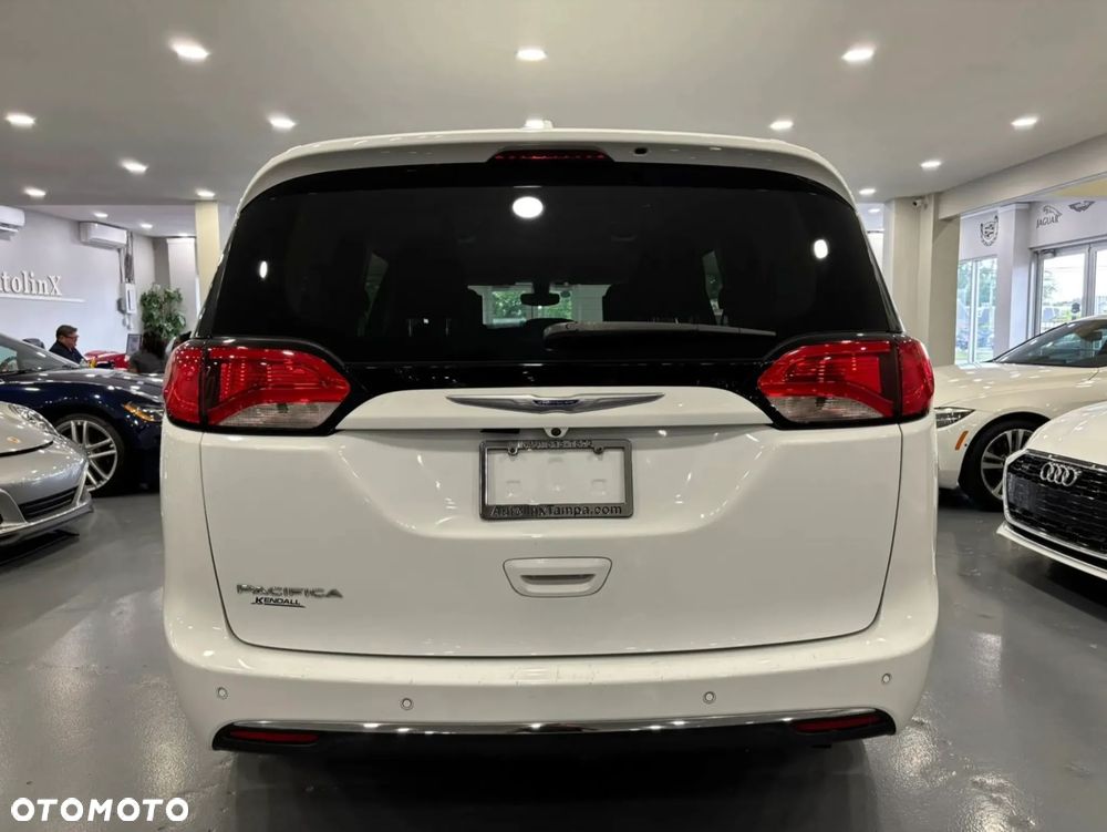 Chrysler Pacifica - 6