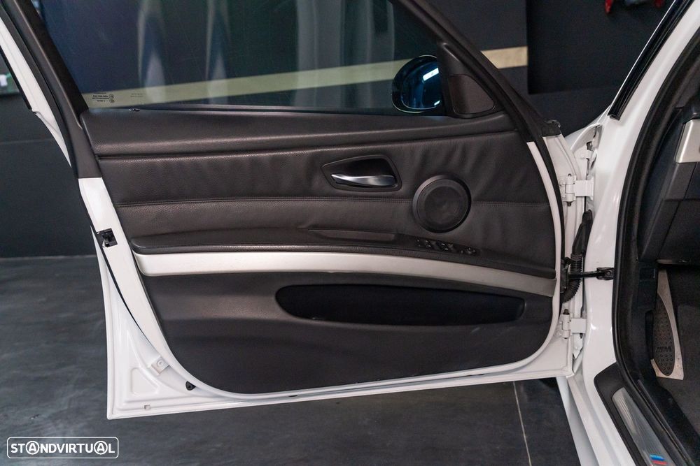 BMW 320 d DPF Touring Aut. Edition Fleet Sport - 21