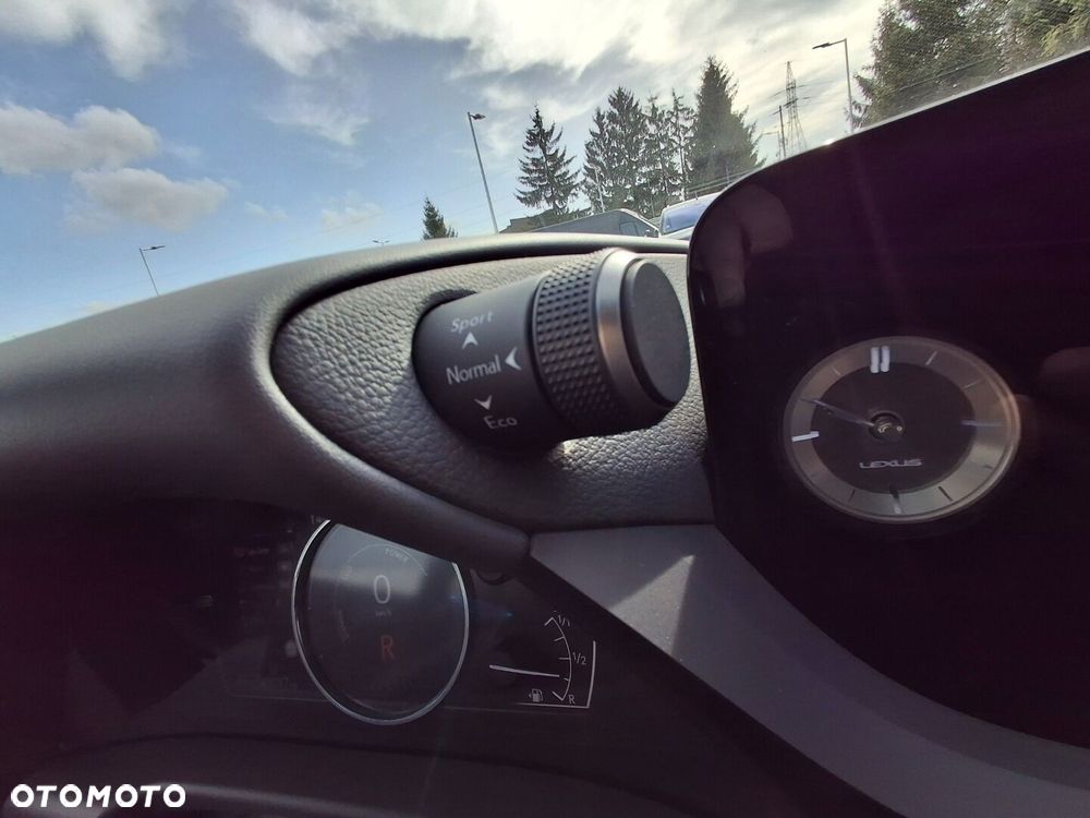 Lexus ES 300h Business Edition - 18