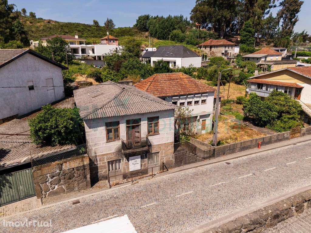 Prédio para Restauro com Terreno de Construção em Vila Nova do Camp... - Grande imagem: 2/19
