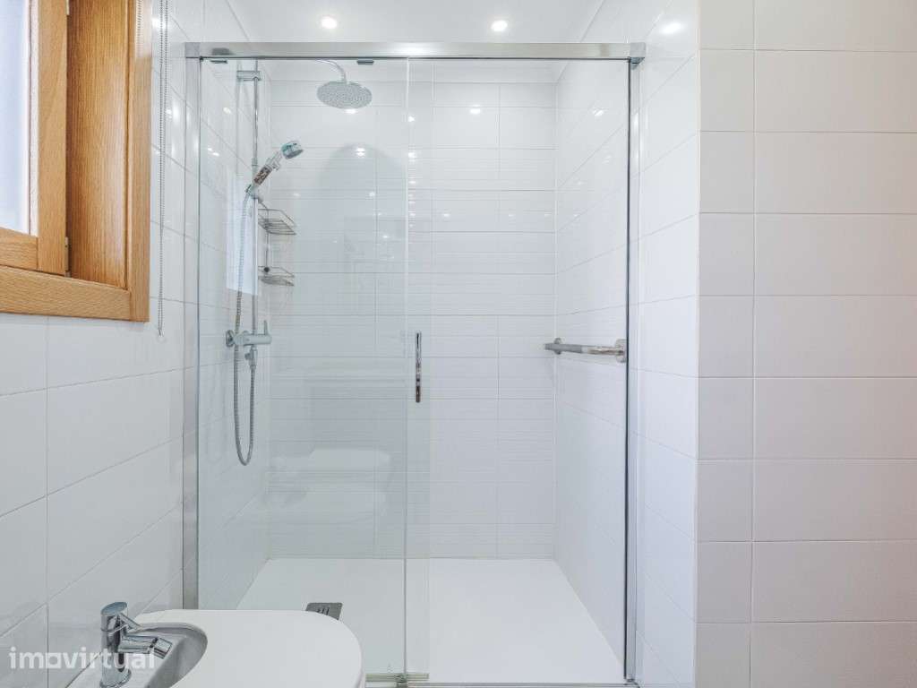Moradia de Luxo T4+1 com Jardim e Garagem em Localização Prime em C... - Grande imagem: 5/60