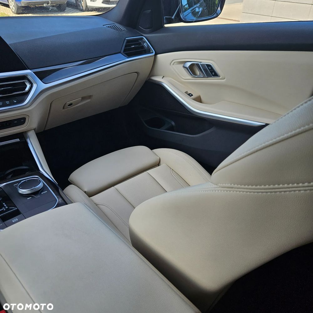 BMW Seria 3 330i Luxury Line sport - 16