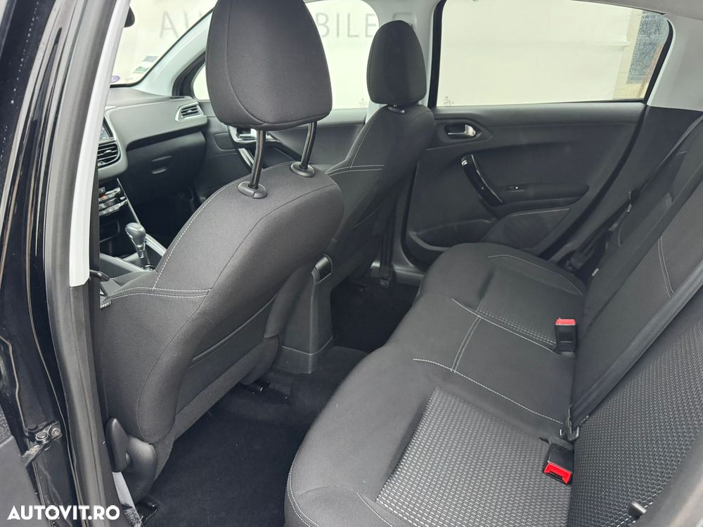 Peugeot 208 1.2 L PureTech Turbo S&S EAT6 Allure - 11
