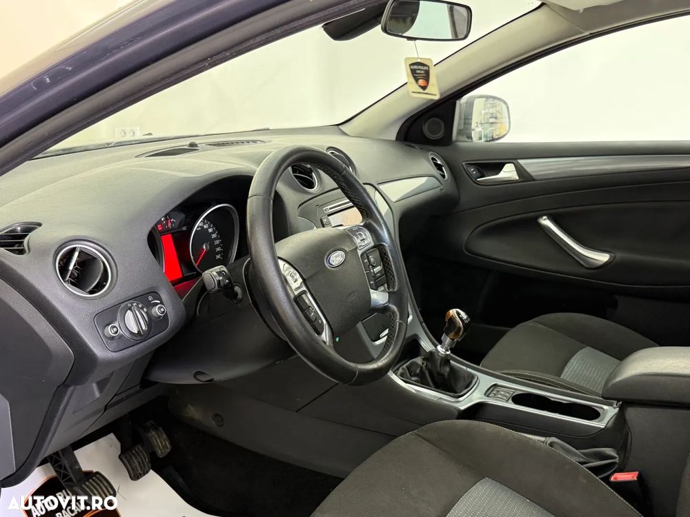 Ford Mondeo 2.0 TDCi Ghia - 12