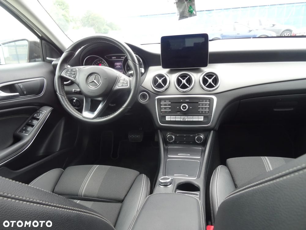 Mercedes-Benz GLA 200 d 4Matic 7G-DCT UrbanStyle Edition - 12