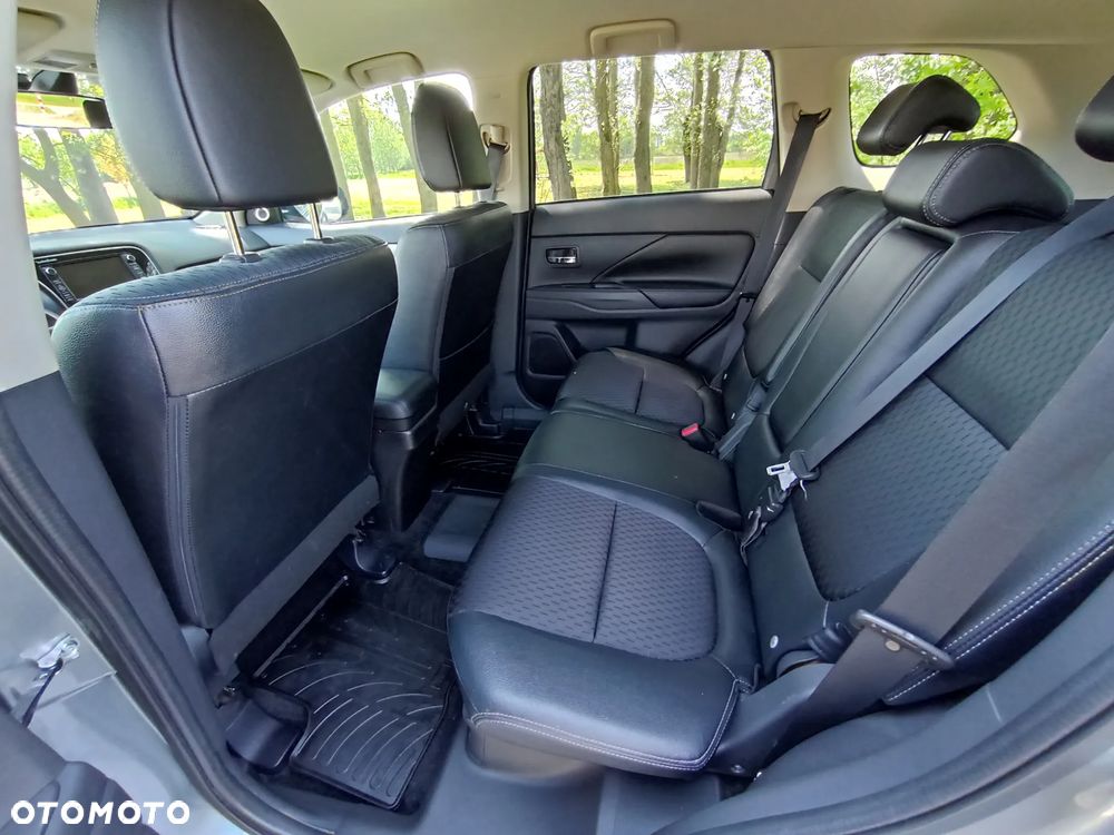 Mitsubishi Outlander 2.0 4WD Top - 24