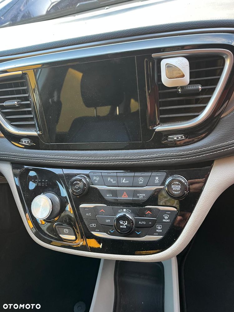 Chrysler Pacifica - 30