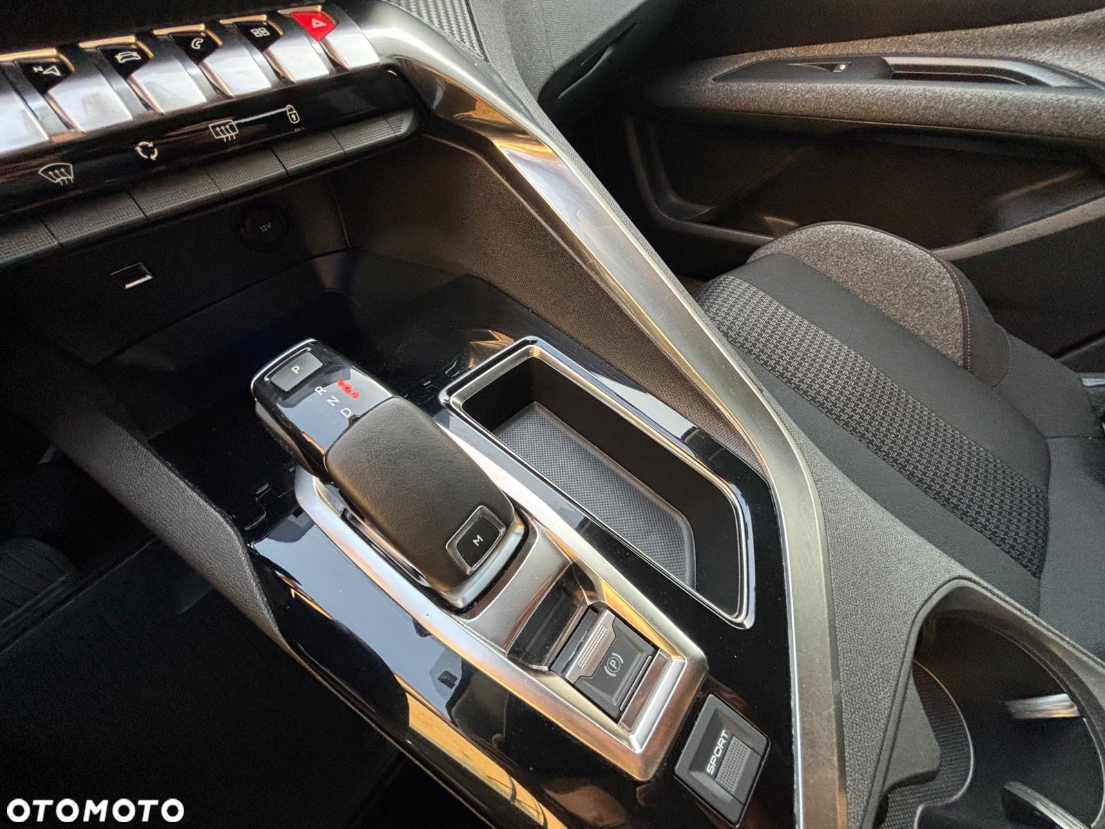 Peugeot 3008 1.2 PureTech Active S&S EAT6 - 23