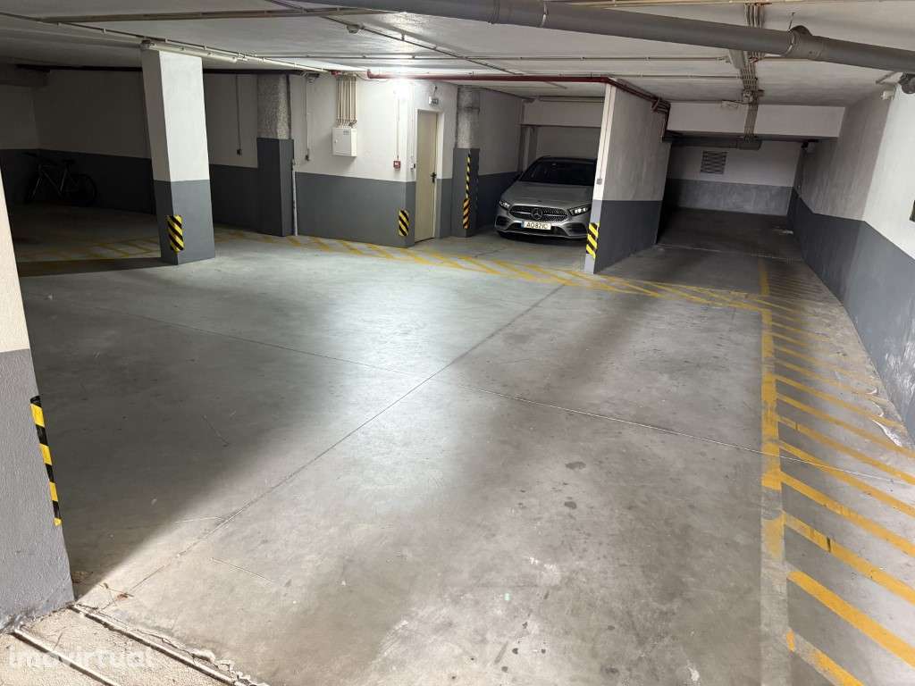 ARRENDAMENTO | Lugar de Garagem - Junto à Universidade Fernando Pes... - Grande imagem: 4/8