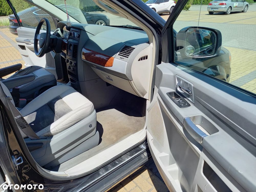Chrysler Town & Country - 11