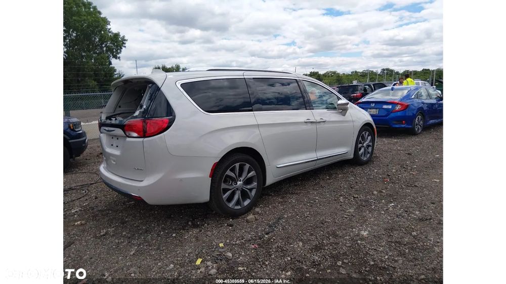 Chrysler Pacifica - 8