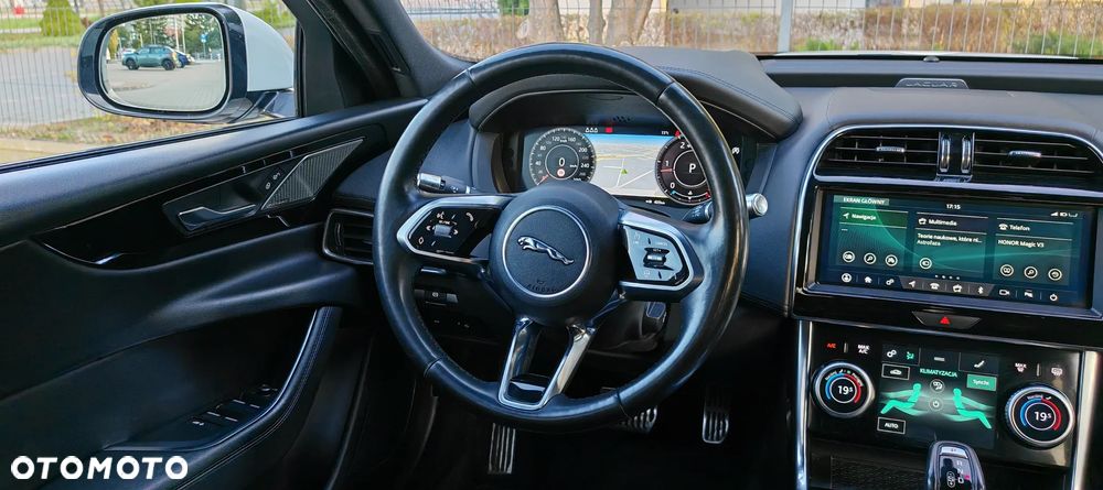 Jaguar XE 2.0 D180 HSE - 17
