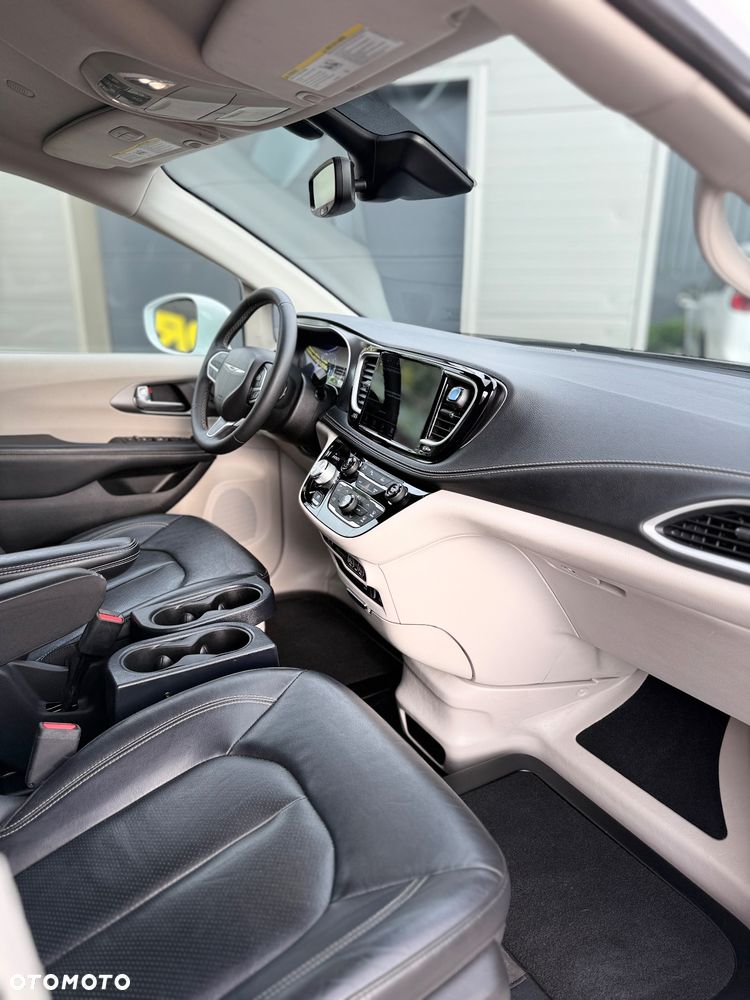 Chrysler Pacifica - 25