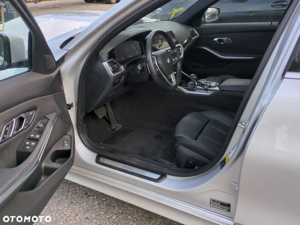BMW Seria 3 330i xDrive - 14