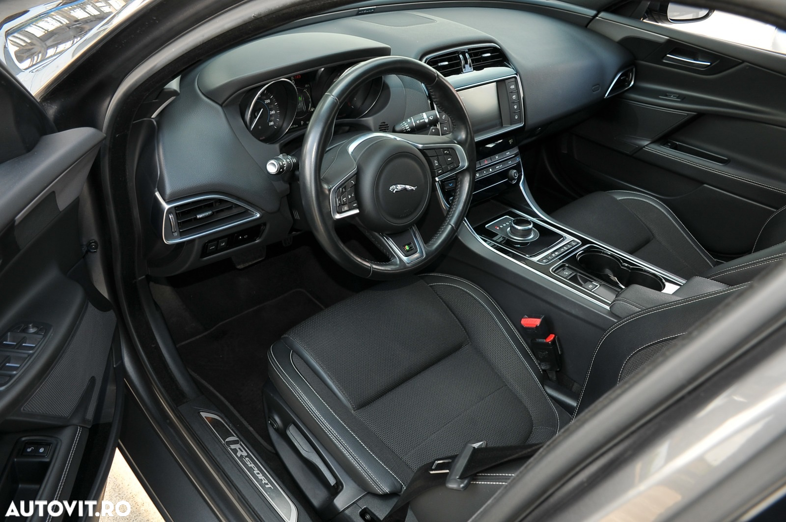 Jaguar XE 2.0 AWD R-Sport - 14
