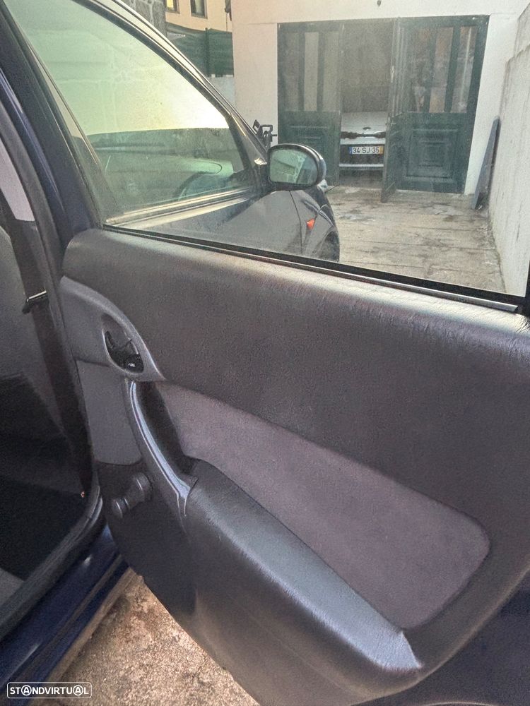 Ford Focus SW 1.8 TDdi Ghia - 14