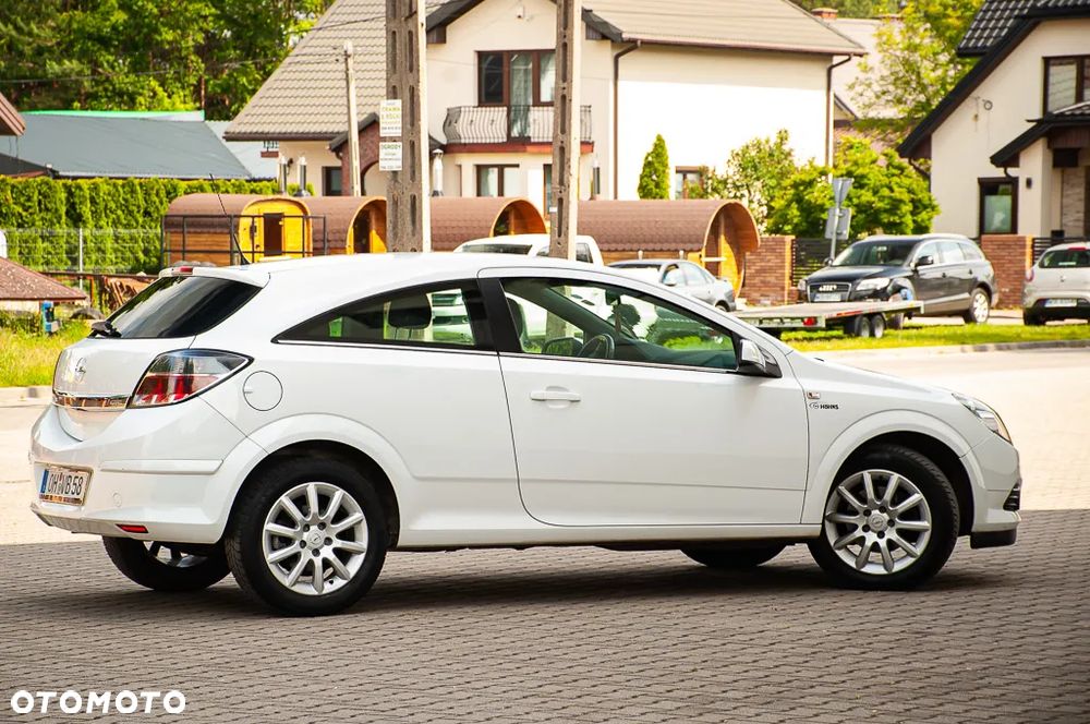 Opel Astra GTC 1.6 Black&White - 14
