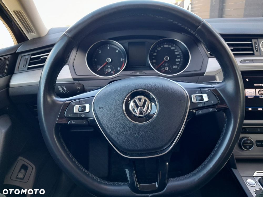 Volkswagen Passat - 15