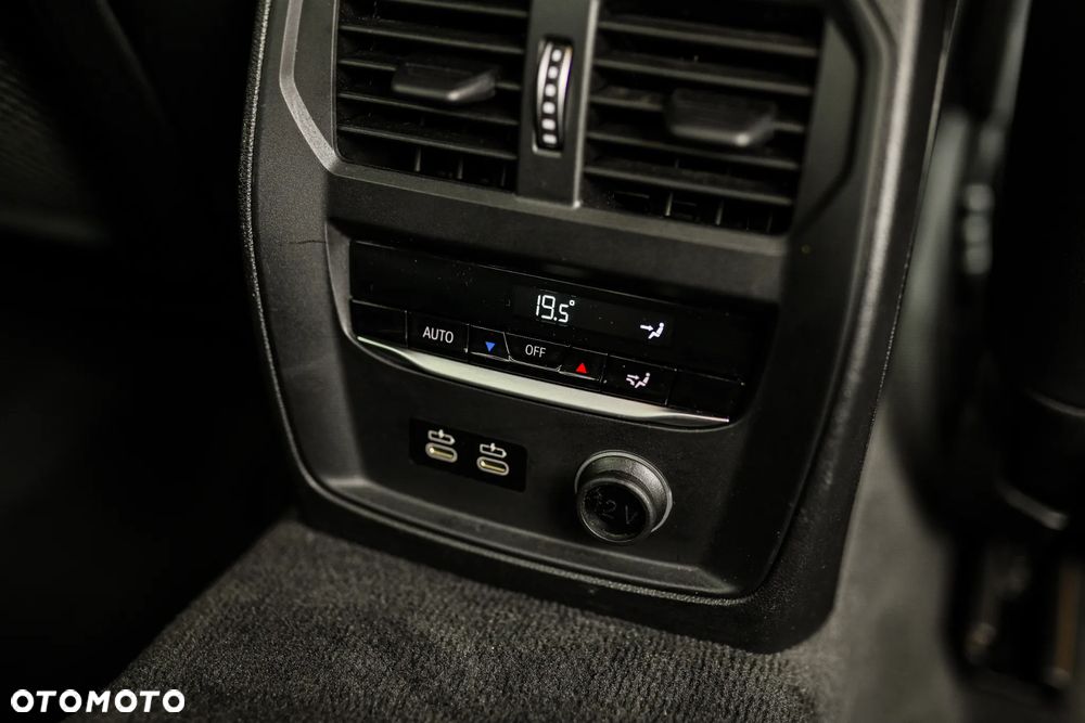 BMW Seria 3 330e M Sport - 35