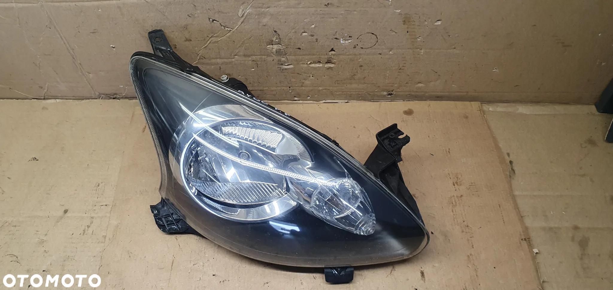 Lampa prawy przód przednia prawa Toyota Aygo 81110-0H010 - 2