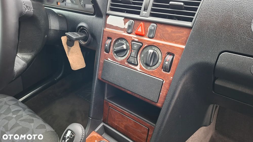 Mercedes-Benz Klasa C 180 Classic - 34