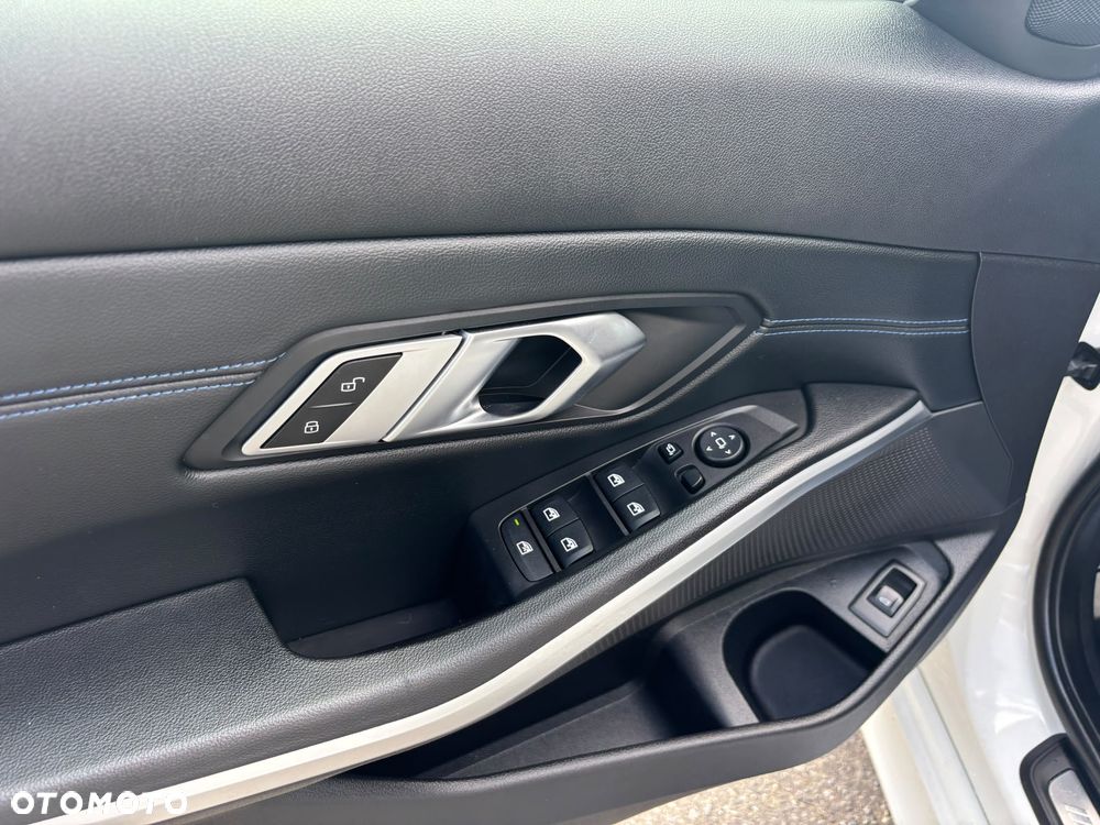 BMW Seria 3 320i xDrive M Sport - 33