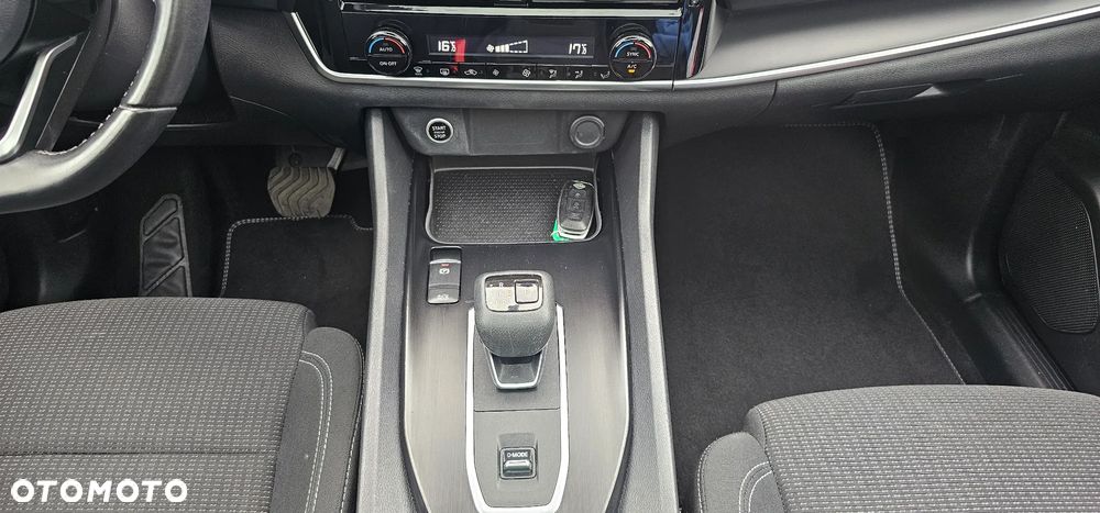 Nissan Qashqai 1.3 DIG-T DCT AKARI - 35