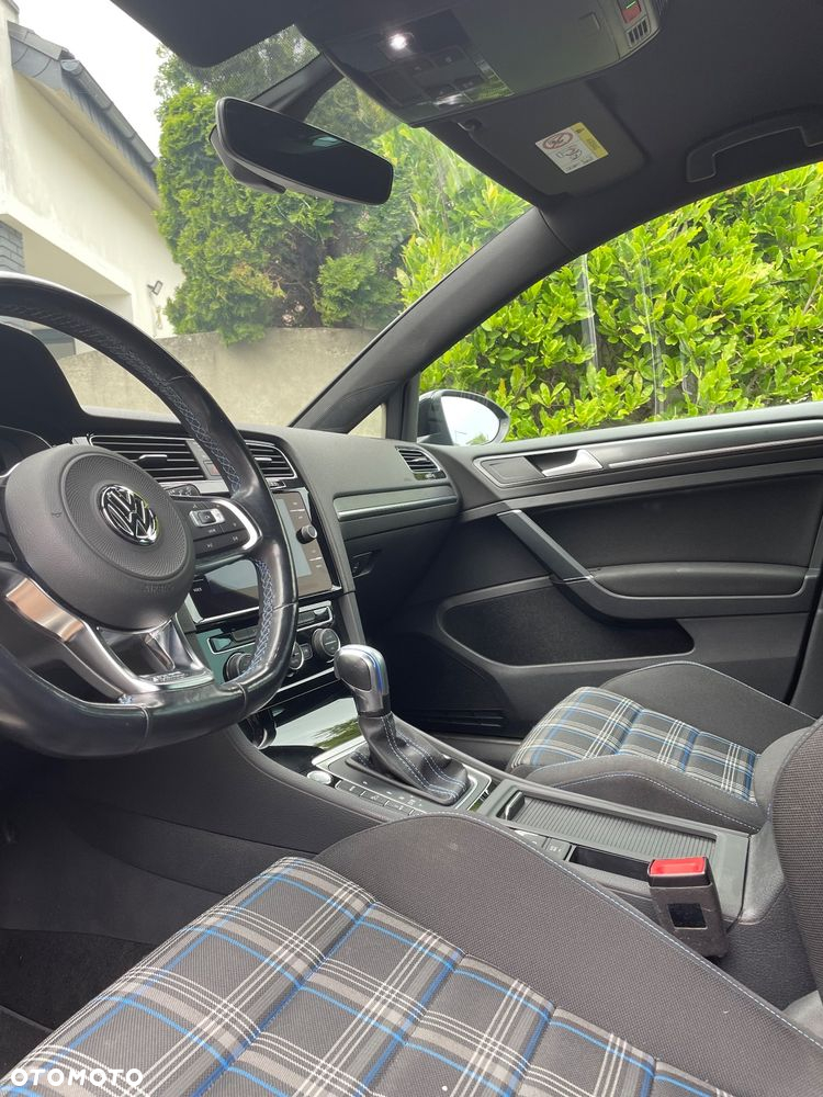 Volkswagen Golf - 28