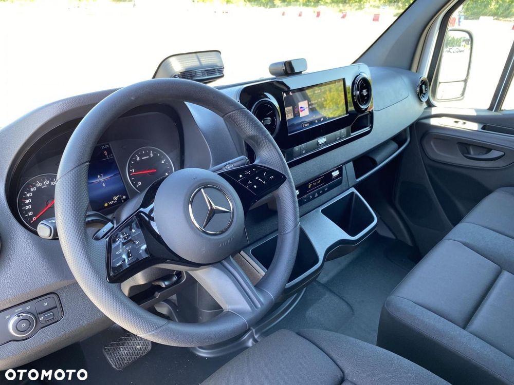 Mercedes-Benz Sprinter - 14