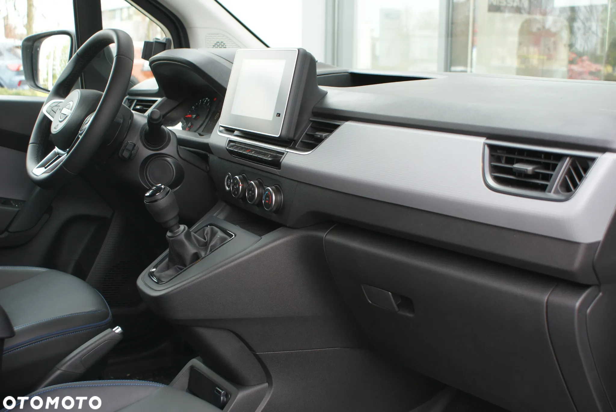 Nissan Towsntar - 27