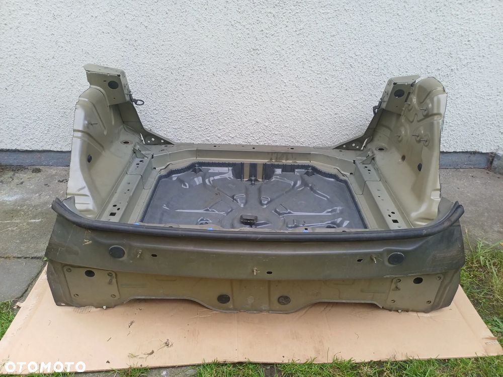 Opel Grandland X pas tylny tył podłoga wanna