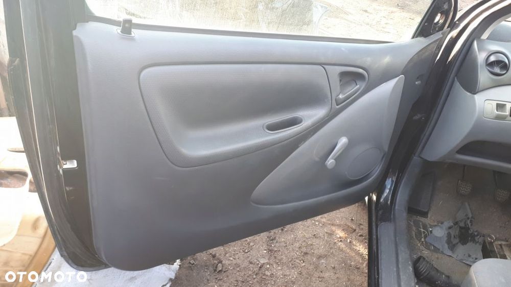 TOYOTA YARIS I 1,0 części Skrzynia lampy błotnik szyby99-05 - 8