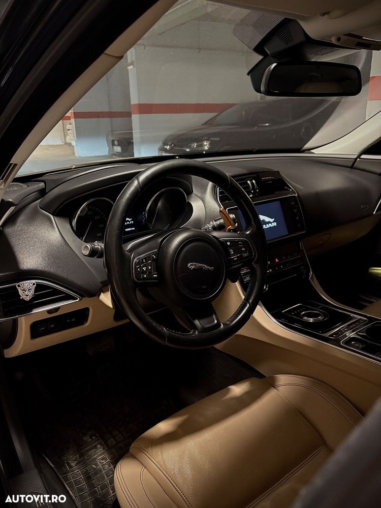 Jaguar XE 2.0 Prestige - 17