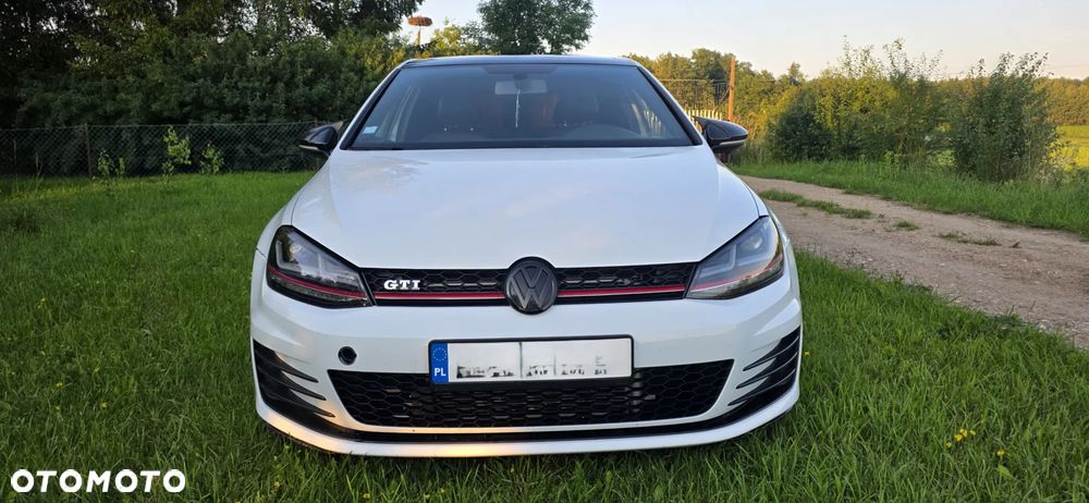 Volkswagen Golf - 1