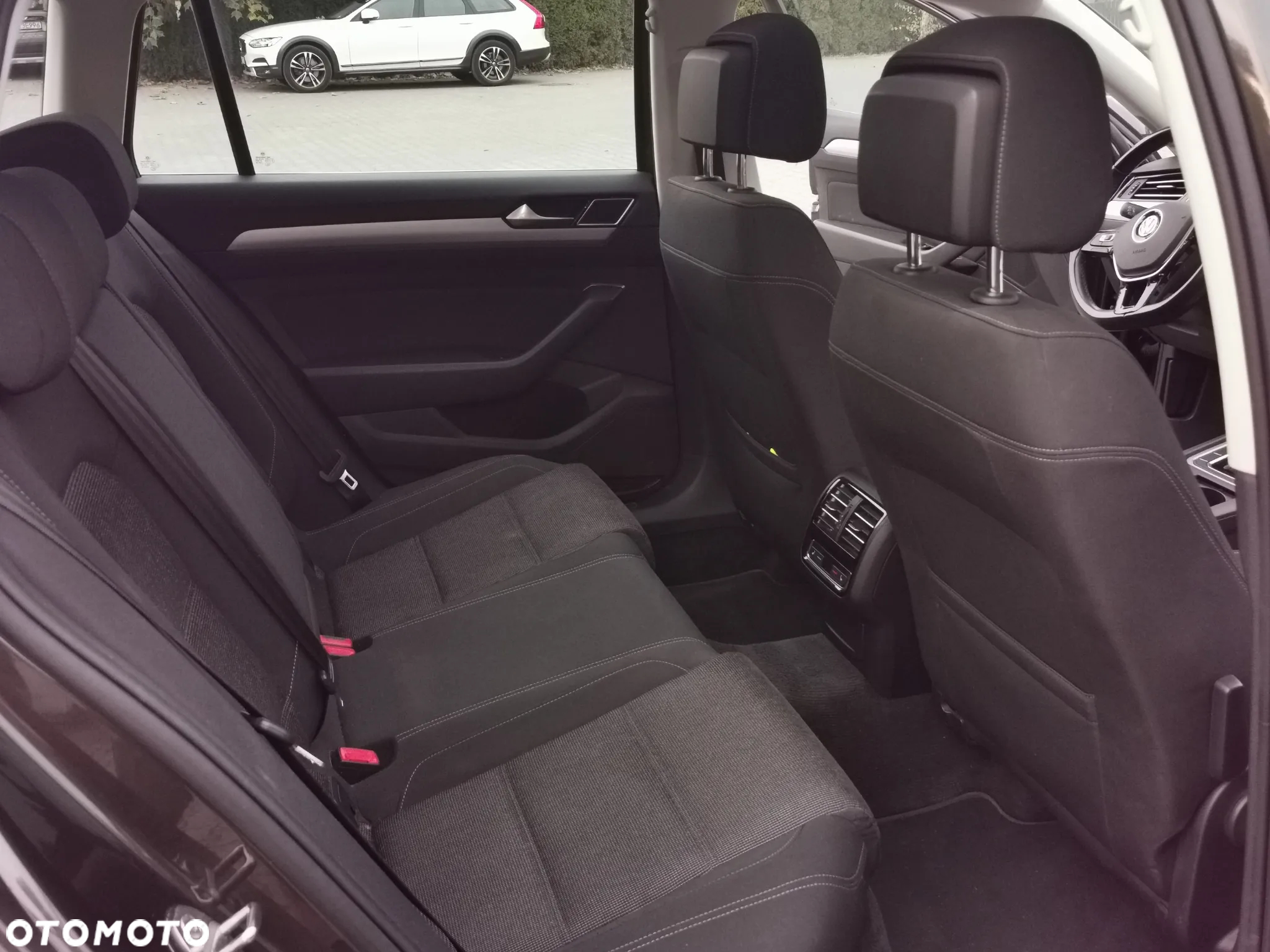 Volkswagen Passat Variant 1.6 TDI SCR DSG Business - 13