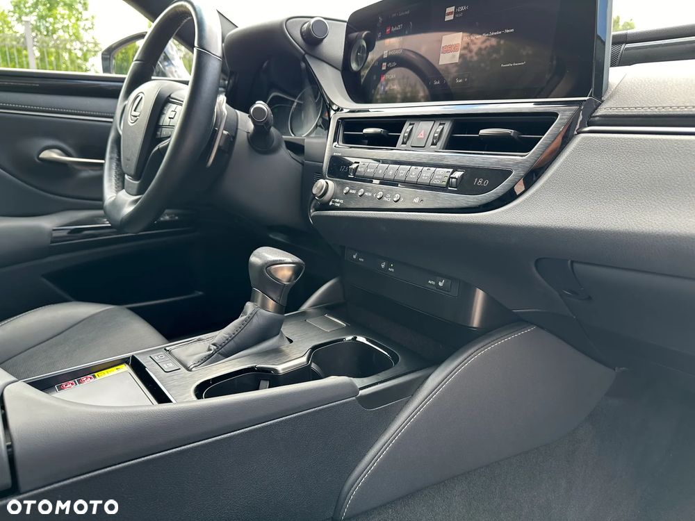 Lexus ES 300h Business Edition - 33