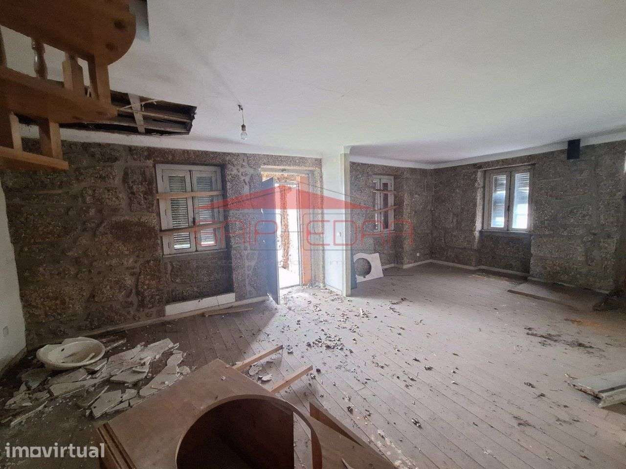 Moradia Oliveira do Hospital na zona da Chamusca da Beira - Grande imagem: 2/33