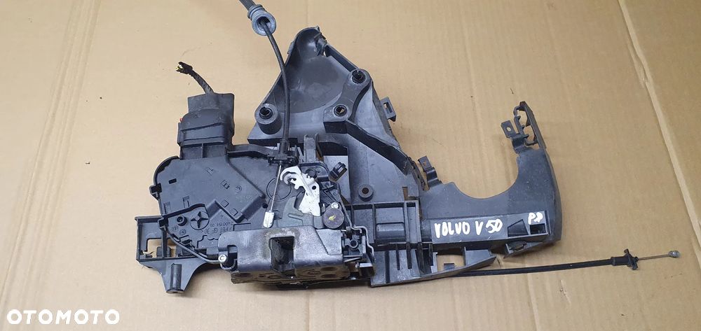 Zamek prawy przód przedni Volvo V50 30753664 - 2