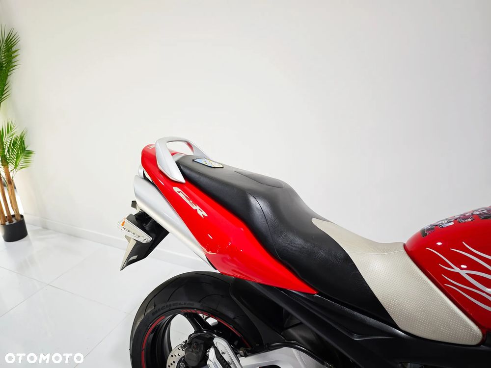 Suzuki GSR - 11