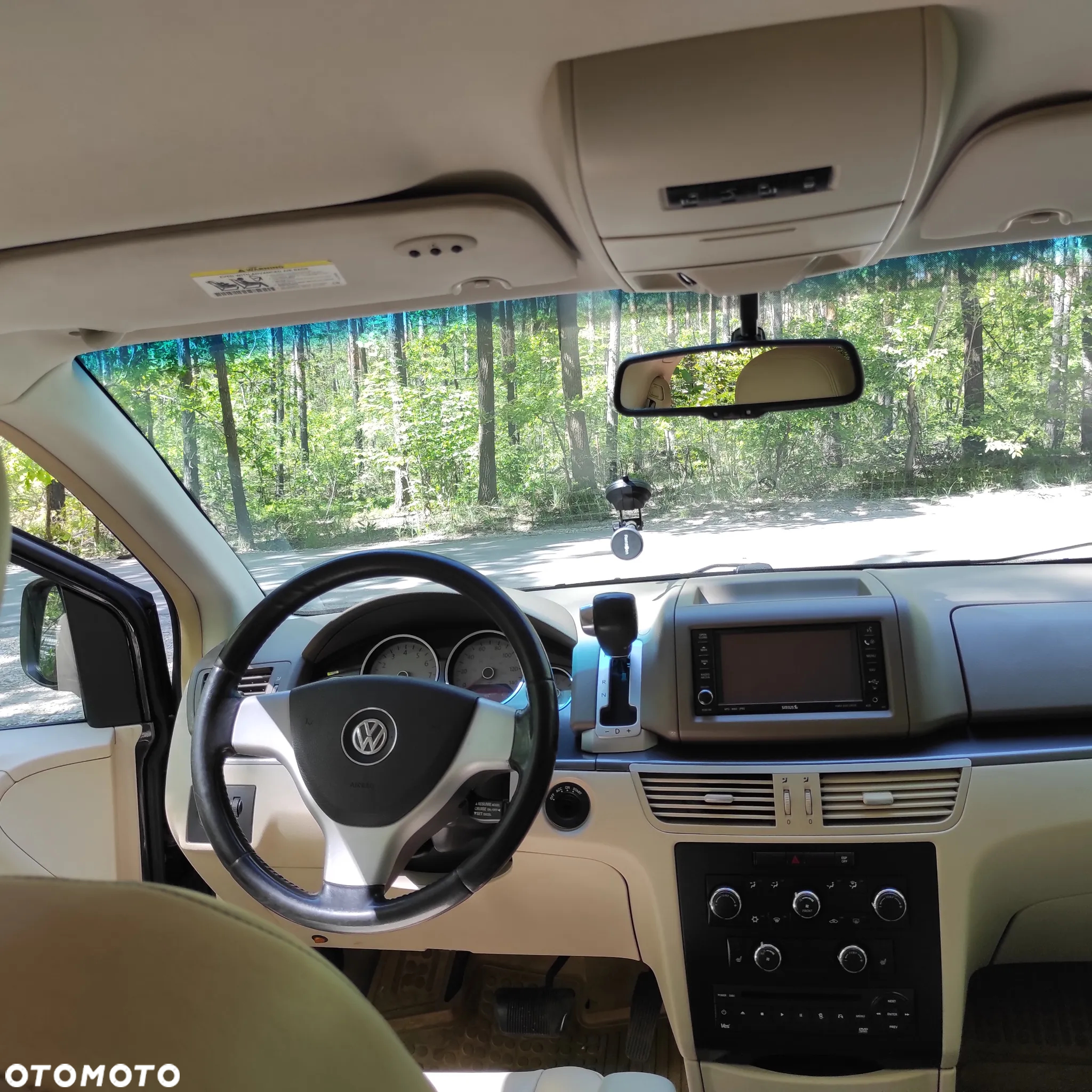 Volkswagen Routan - 5