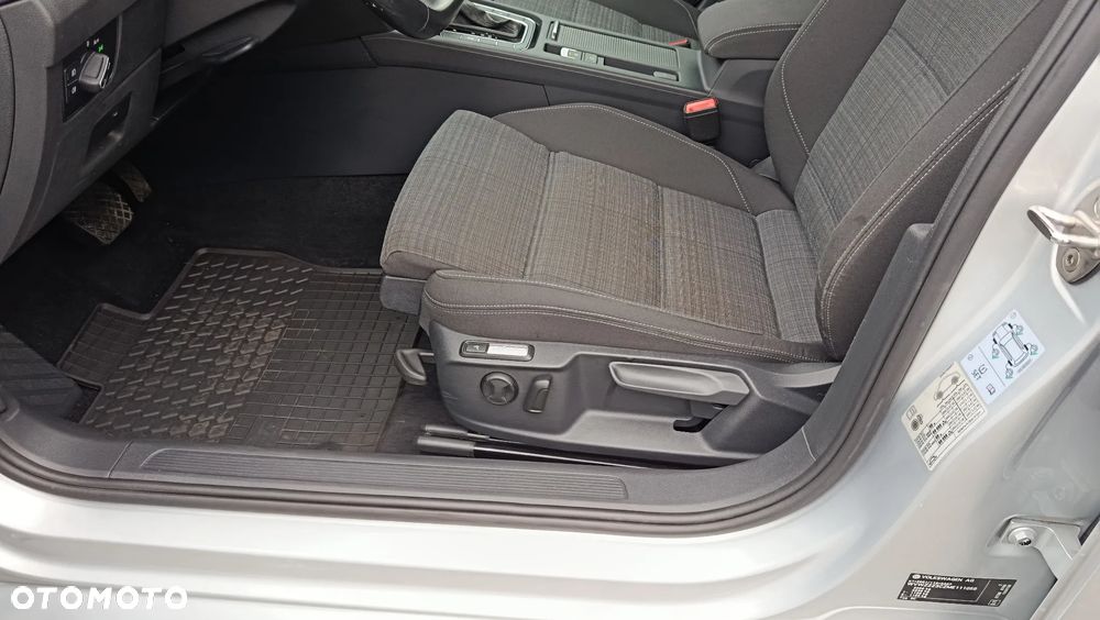 Volkswagen Passat 2.0 TDI SCR DSG - 17